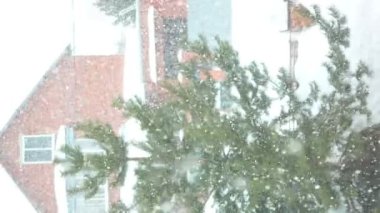 Kemerovo, Sibirya 'daki özel evlerin arka planında şiddetli kar yağışı var. 