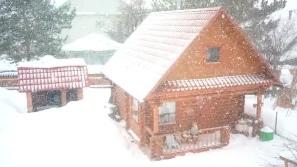 Zware sneeuwval in de stad, tegen de achtergrond van particuliere huizen in Kemerovo, Siberië — Stockvideo