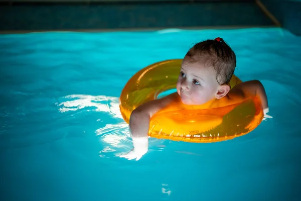Baby-Mädchen im privaten heimischen Schwimmbad im Schwimmkreis genießt Plantschen — Stockfoto