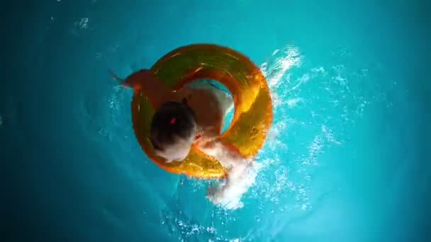 Baby girl w prywatnym domu basen w kręgu pływackim cieszy plusk — Wideo stockowe