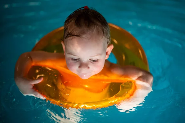 Bébé fille dans la piscine privée à la maison dans un cercle de natation aime éclabousser — Photo