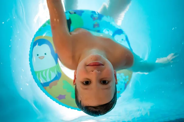 Retrato de menino na piscina privada em um círculo de natação azul — Fotografia de Stock