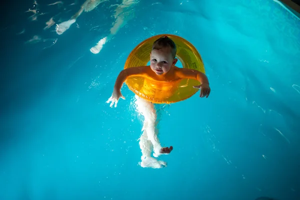 Niña en la piscina casa privada en un círculo de natación disfruta de salpicaduras — Foto de Stock