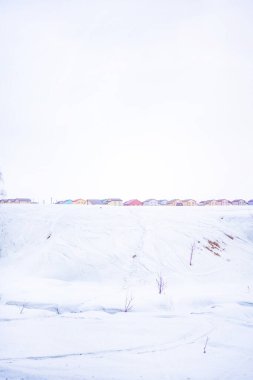 Kemerovo, Sibirya, Rusya yakınlarındaki kışın modern köy manzarası. Fotoğraftaki minimalizm