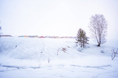 Kemerovo, Sibirya, Rusya yakınlarındaki kışın modern köy manzarası. Fotoğraftaki minimalizm