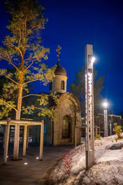 Kemerovo, Rusya - 31 Mart 2022: Gece vakti Kemerovo şehrinde melekler parkı, Sibirya, Rusya