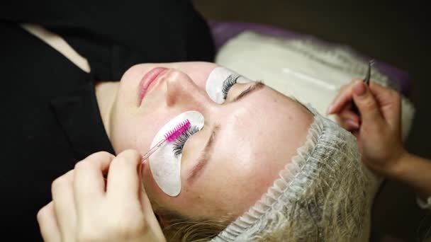 Eyelash extension procedure in beauty salon. Lashes close up. Concept spa lash. — ストック動画