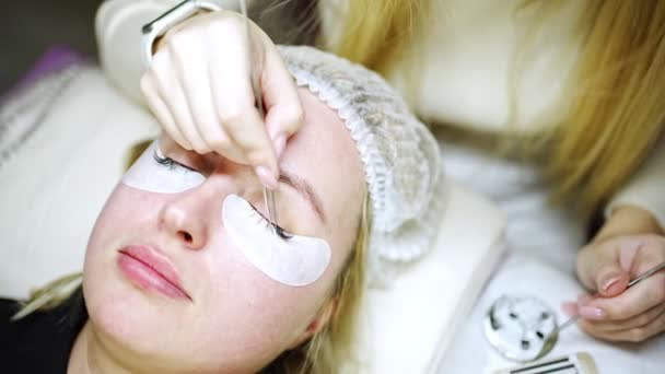 Eyelash extension procedure in beauty salon. Lashes close up. Concept spa lash. — Stock Video