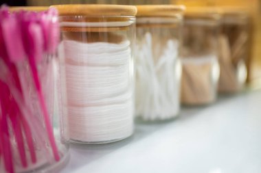 Pamuklu çubuklar, cımbız ve kaş şekillendirmek için fırçalar makyaj ustası ve kaşlar için aksesuarlar.