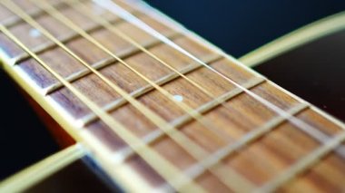 Akçaağaç gitar boyun tellerini yavaş çekimde kapat ve perdeleri kapat