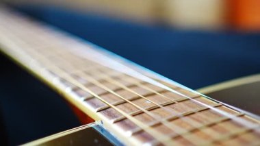 Akçaağaç gitar boyun tellerini yavaş çekimde kapat ve perdeleri kapat