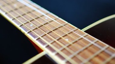 Akçaağaç gitar boyun tellerini yavaş çekimde kapat ve perdeleri kapat