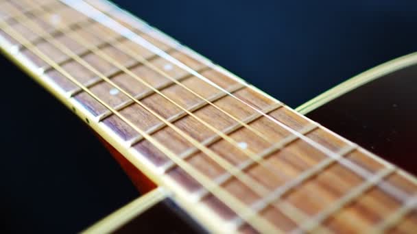 Primer plano macro disparo en cámara lenta de un arce guitarra cuello cuerdas y trastes — Vídeo de stock