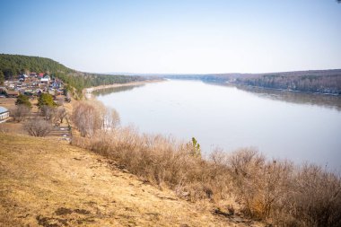 Rusya 'nın Batı Sibirya bölgesindeki Tom Nehri' nin sağ kıyısındaki Kemerovo 'nun kuzeybatısında bulunan Tomsk pisanitsa açık hava müzesinin kıyılarından görüntü. 