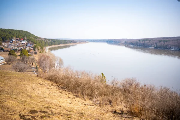 Rusya 'nın Batı Sibirya bölgesindeki Tom Nehri' nin sağ kıyısındaki Kemerovo 'nun kuzeybatısında bulunan Tomsk pisanitsa açık hava müzesinin kıyılarından görüntü. 