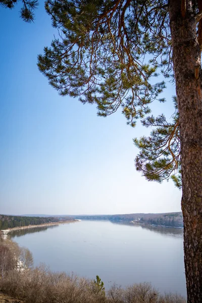 Rusya 'nın Batı Sibirya bölgesindeki Tom Nehri' nin sağ kıyısındaki Kemerovo 'nun kuzeybatısında bulunan Tomsk pisanitsa açık hava müzesinin kıyılarından görüntü. 