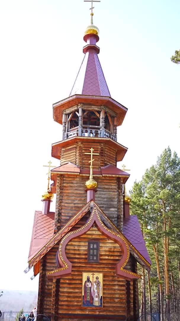 Kemerovo, Rusland - 16 april 2022: Kerk van Cyril en Methodius in openluchtmuseum Tomsk pisanitsa ten noordwesten van Kemerovo aan de rechteroever van de rivier Tom in Siberië, Rusland. — Stockvideo
