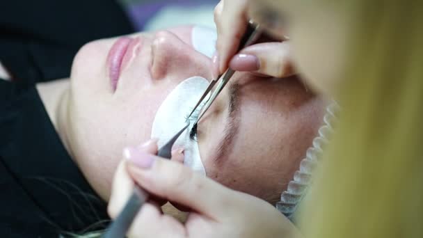 Eyelash extension procedure in beauty salon. Lashes close up. Concept spa lash. — ストック動画