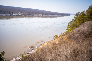 Rusya 'nın Batı Sibirya bölgesindeki Tom Nehri' nin sağ kıyısındaki Kemerovo 'nun kuzeybatısında bulunan Tomsk pisanitsa açık hava müzesinin kıyılarından görüntü. 