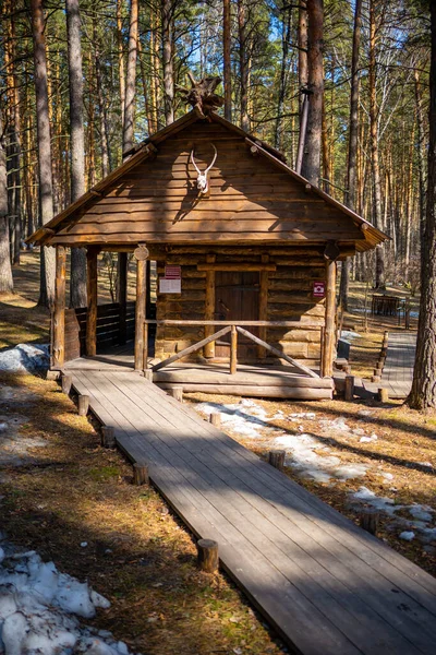 Kemerovo, Rusia - 16 de abril de 2022: Casa de troncos de Shorets-los pueblos indígenas de Siberia en el museo al aire libre Tomsk pisanitsa situado al noroeste de Kemerovo en el río Tom en Rusia. — Foto de Stock