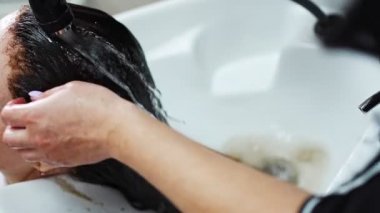 Güzellik salonundaki lavaboda saç yıkama manzarasını kapat.