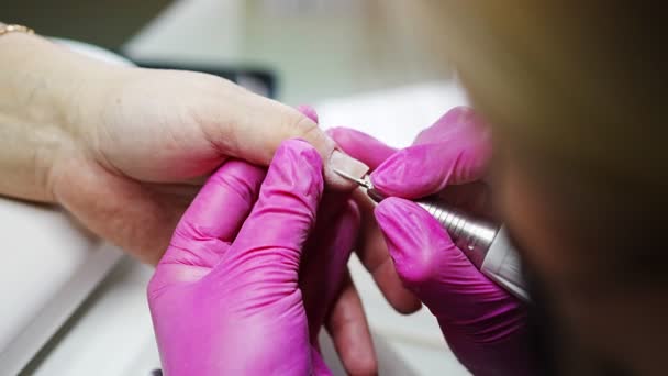 Artista de manicura haciendo manicura profesional en salón de belleza — Vídeo de stock