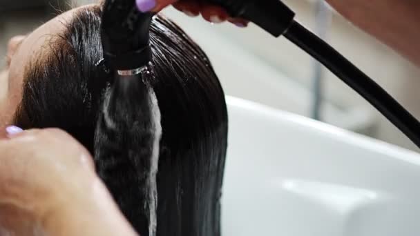 Tutup pandangan dari cucian rambut di wastafel di salon kecantikan — Stok Video