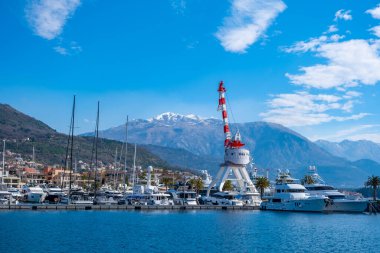 Tivat, Karadağ - 2 Şubat 2022: Karadağ 'ın Tivat kentindeki Porto Karadağ marinasında lüks yatların görüntüsü