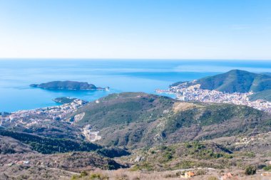 Karadağ 'da yaz Budva Riviera kıyı şeridi manzarası. Dağ yolunun tepesinden bak.