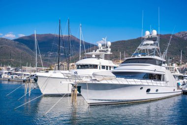 Tivat, Karadağ - 2 Şubat 2022: Karadağ 'ın Tivat kentindeki Porto Karadağ marinasında lüks yatların görüntüsü