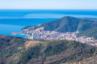 Karadağ 'da yaz Budva Riviera kıyı şeridi manzarası. Dağ yolunun tepesinden bak.