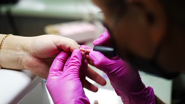 Artista de manicura haciendo manicura profesional en salón de belleza — Vídeos de Stock