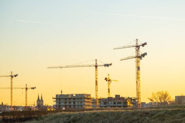 Prag 8, Çek Cumhuriyeti 'nde Karlin çevresinde vinçle yapılan yeni modern konut mekanizması çalışmaları.