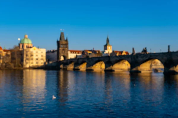 Torre del Ponte Minore e Ponte Carlo a Praga, Repubblica Ceca  . — Foto Stock