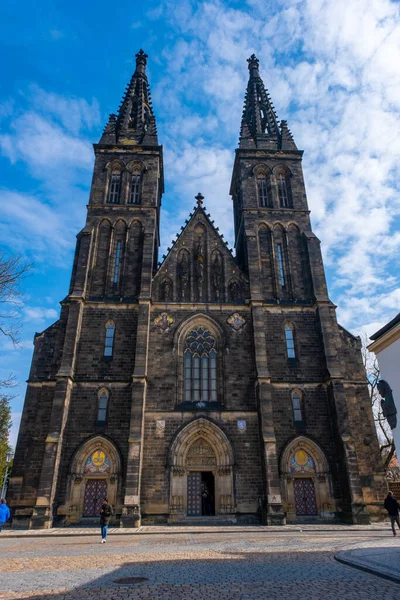 Praga, República Checa - 19 de marzo de 2022: Fachada y torres gemelas de la catedral de San Pedro y San Pablo en Praga, República Checa — Foto de Stock
