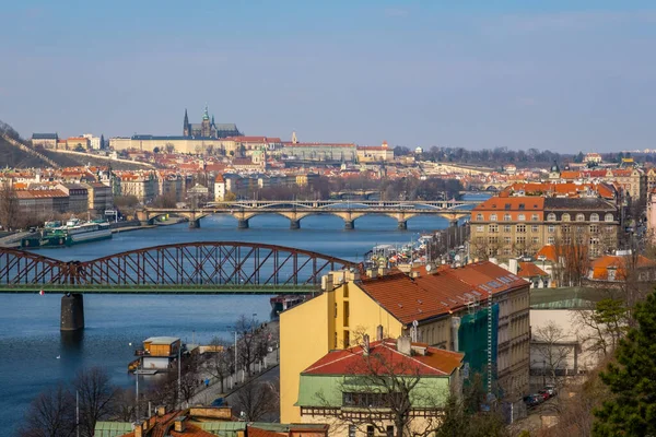Häuser mit traditionellen roten Dächern in Prag, Panorama-Stadtsilhouette, Szenisches Luftbild der Altstadtarchitektur in Prag, Tschechische Republik — Stockfoto
