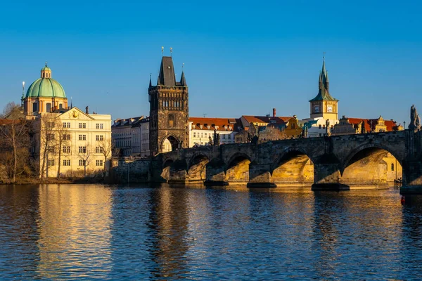 Kleiner Brückenturm und Karlsbrücke in Prag, Tschechische Republik . — Stockfoto