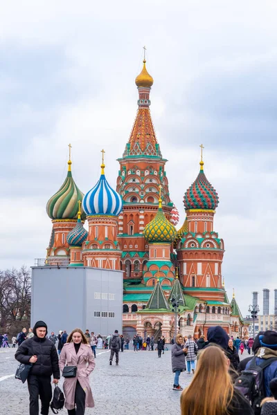 Moscú, Rusia - 10 de abril de 2022: Gente caminando por la Plaza Roja cerca de la Catedral de San Basilio en Moscú, Rusia — Foto de Stock