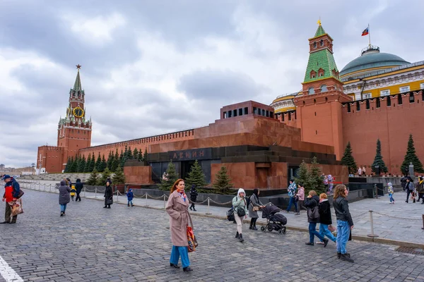 Moscú, Rusia - 10 de abril de 2022: La gente y los turistas están caminando alrededor de la Torre Kremlins Spasskaya en Moscú, Rusia — Foto de Stock