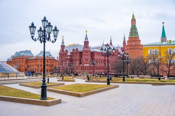 Moscú, Rusia - 10 de abril de 2022: Turistas en la plaza roja ante el Museo Histórico Estatal de Moscú, Rusia — Foto de Stock