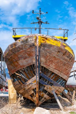 Karadağ 'ın Bar kentinde sahildeki eski tekneler