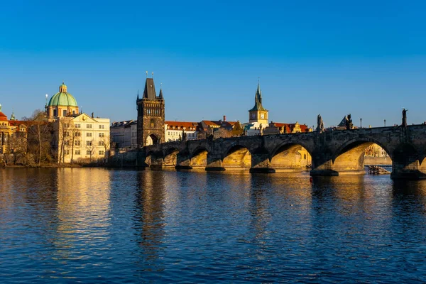 Menší mostní věž a Karlův most v Praze, Česká republika . — Stock fotografie