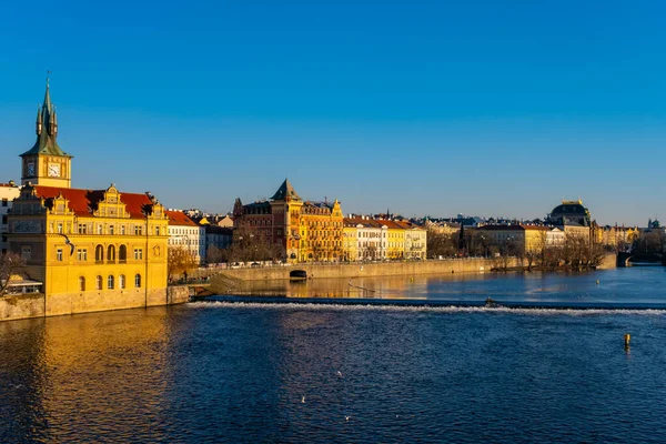 Pohled přes řeku Vltavu v Praze — Stock fotografie