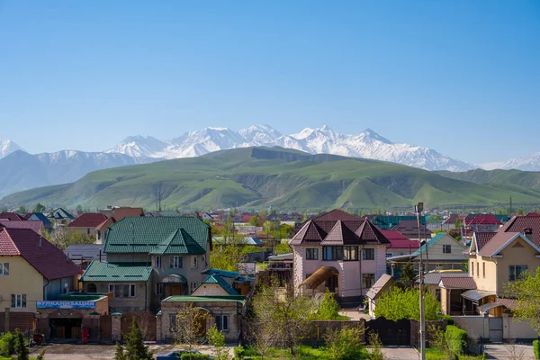 Bishkek, Kyrgyzstan - April 15, 2022: Beautiful landscape of mountains and architecture of Bishkek, Kyrgyzstan — Stock Photo, Image