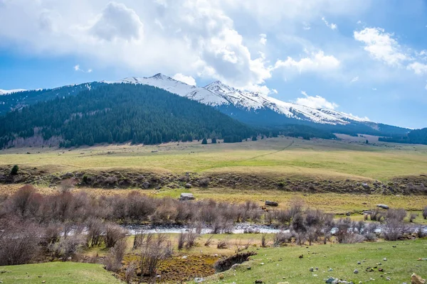 Mountain landscape view at spring time in Kyrgyzstan. — Stock Photo, Image