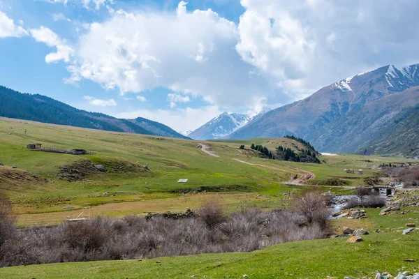 Pohled na horskou krajinu na jaře v Kyrgyzstánu. — Stock fotografie