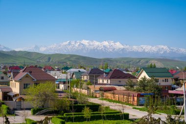 Bişkek, Kırgızistan - 15 Nisan 2022: Dağların güzel manzarası ve Kırgızistan 'ın mimarisi