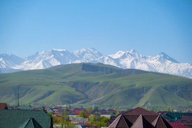Dağların güzel manzarası ve Bishkek, Krygyzstan mimarisi
