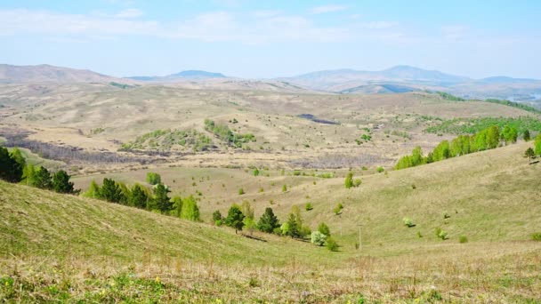 Vista con montañas y valle desde lo alto de la roca - maldito dedo - en la montañosa Altai, Rusia — Vídeo de stock