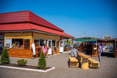 Altai, Rusya - 6 Mayıs 2022: Çayı, balı, el işi ve hediyelik eşya satan yol pazarı, Altai, Rusya